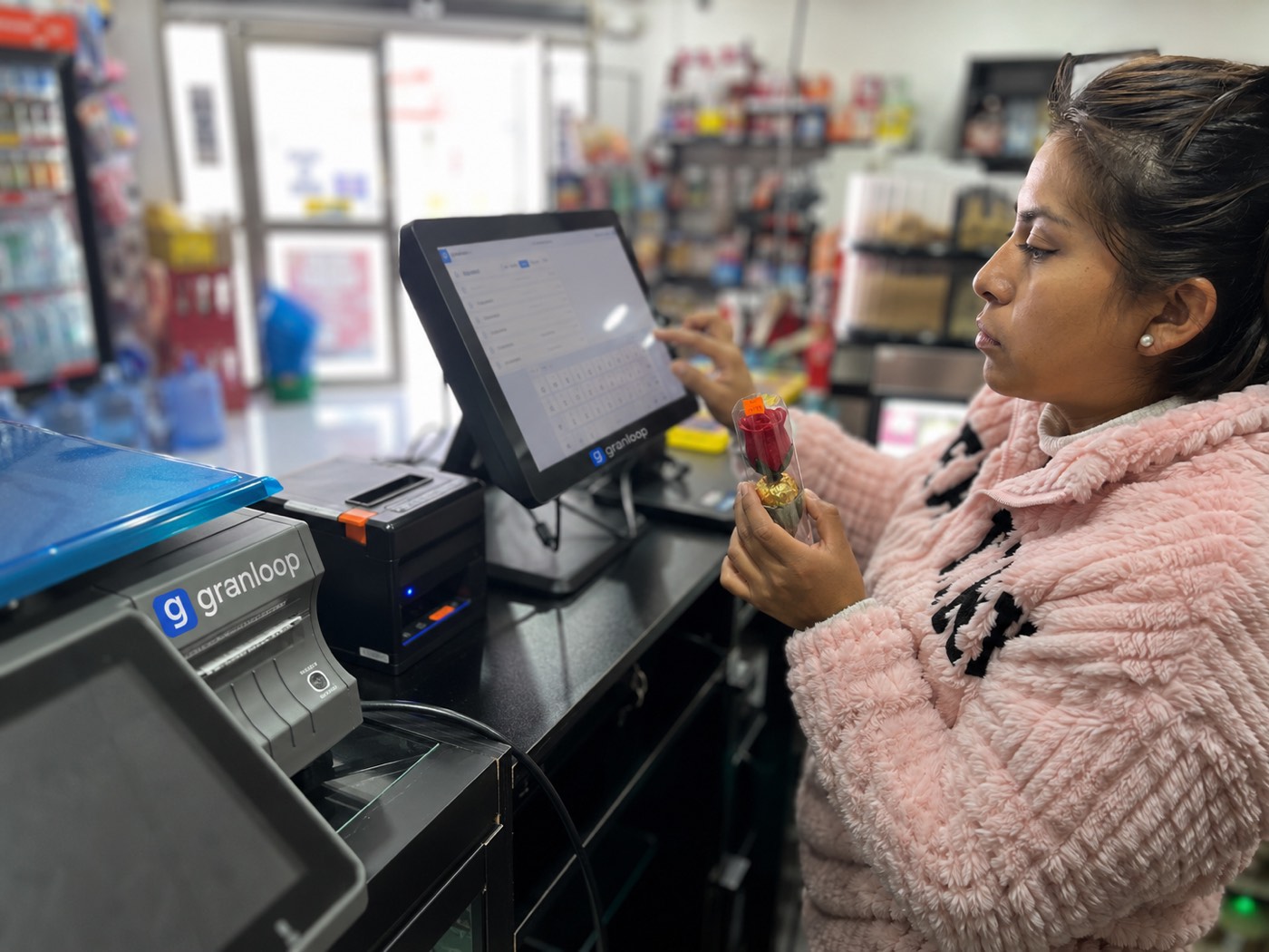 Leyla Barrios en su minimarket modernizado con GranLoop